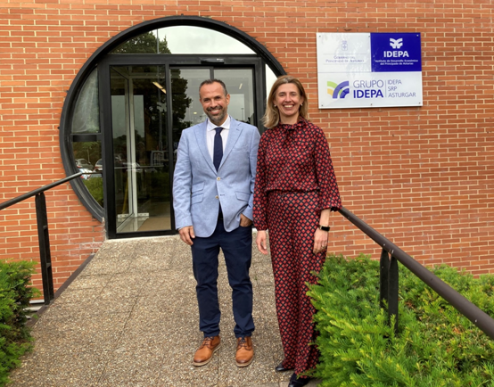 Manuel Gómara, fundador de Zarc4Endo y CEO de IPG Dental Group; Eva Pando, presidenta de Sociedad Regional de  Promoción, en la sede de la Sociedad Regional de Promoción en Llanera (Asturias)