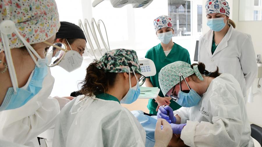 La USC cuenta en Odontología con el único centro público de Galicia donde se realizan tratamientos bucodentales integrales. Imagen de Santi Alvite.